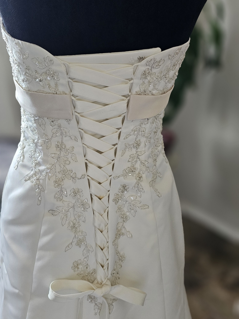 DAVID'S BRIDAL COLLECTION lace wedding dress with beaded metallic lace, size 6 - Picture 8 of 17
